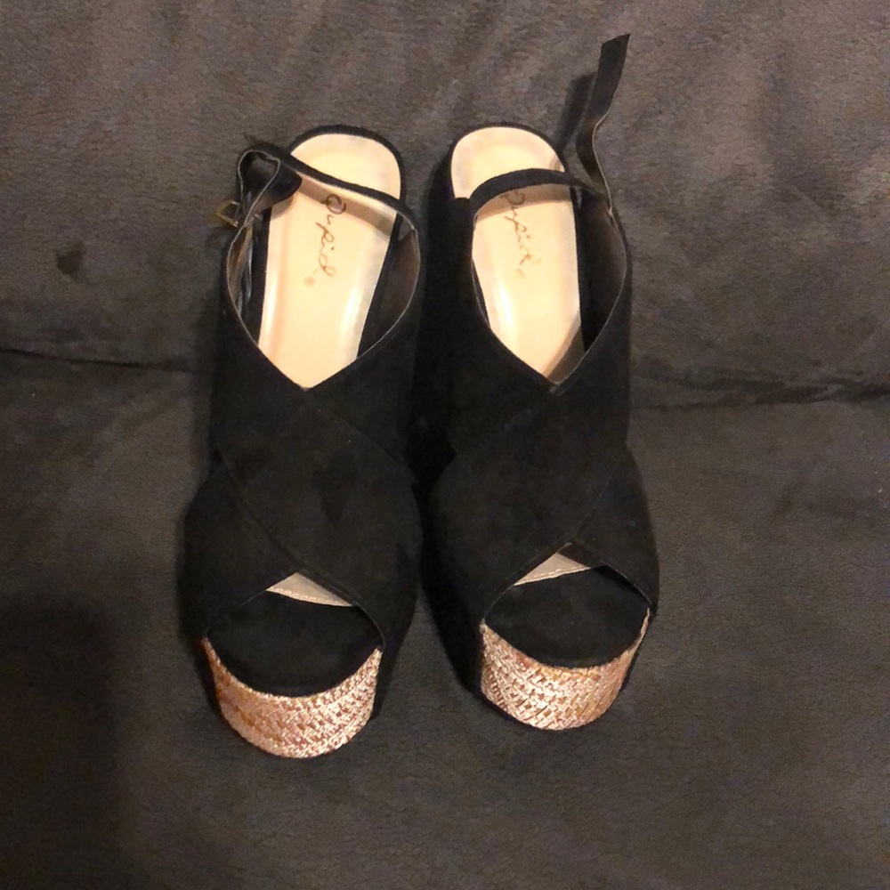 Black wedges